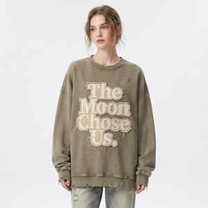 เสื้อสเวตเชิ้ตคอกลมโอเวอร์ไซส์สำหรับผู้หญิง พร้อมลายปักตัวอักษรแบบแอพพลิเค่  งานถักแบบดิสเทรส  ทรงหลวม  ปักลายเสื้อสเวตเชิ้ตสำหรับผู้หญิง - Product Image 1