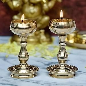 Paire de lampes Diya classiques en laiton avec ornement arrière détaillé, support de lampe à huile multi-mèches pour Puja, décoration de temple et aménagement festif - Product Image 1