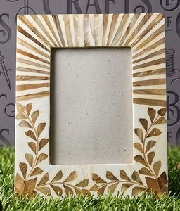 Elegante Marco de Fotos Rectangular Vertical Hecho a Mano con Madera y Resina, Diseño con Patrón de Hojas y Rayos de Sol - Product Image 2
