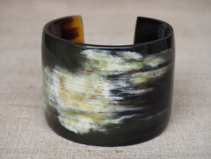 Bracelet manchette en corne de buffle naturelle par Decor World Expo - Product Image 1