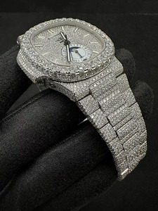 Reloj de Cuarzo Analógico Unisex de Lujo con Diamantes, Caja Redonda de 44 mm, Correa de Acero Inoxidable, Cierre Desplegable, Esfera con Números Romanos - Product Image 4