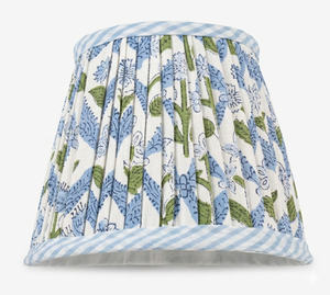 Abat-jour plissé imprimé à la main pour éclairage décoratif intérieur, motif floral bleu côtier, moyen, 4 po (haut) x 6 po (bas) x 5 po (profondeur) - Product Image 1