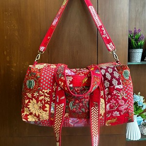 Red Floral <b>Patchwork</b> Duffel <b>Bag</b> With Detachable Strap Large Capacity Weekender Travel <b>Bag</b> Textile Material Zipper Closure - Product Image 3