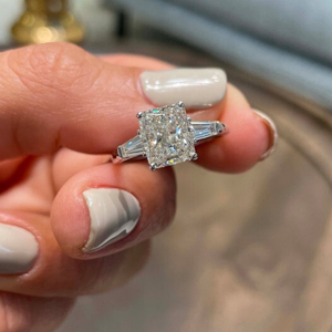 Bague à trois pierres en diamant de laboratoire 4 carats, taille baguette radiant, or 14 carats, clarté VS, couleur EF, certifiée IGI, plaquée rhodium - Product Image 1