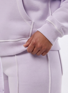 Ensemble deux pièces décontracté pour femme, grande taille, avec logo personnalisé, imprimé hiver, comprenant un sweat-shirt court à capuche et un pantalon de survêtement - Product Image 4