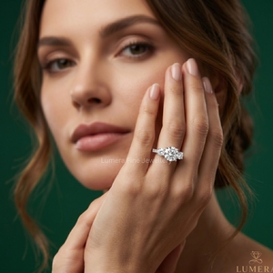 Anillo de Compromiso Lumera de Joyería Fina con Diamante Cultivado en Laboratorio, 45 Piedras, Bañado en Rodio, Diamantes Pavé Laterales, Clásico para Mujer, IGI - Product Image 6