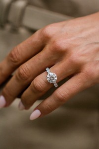 Anillo de Compromiso de Oro Amarillo de 14K con Diamante Cultivado en Laboratorio de 3 Quilates con Corte Prong Set para Mujer, Joyería Nupcial Personalizada - Product Image 4