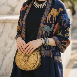 Bolso de mano de lujo dorado con grabado floral vintage hecho a mano de God Grace Craft, con correa de cadena para fiesta nupcial - Product Image 6