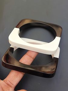 Bracelet en résine haut de gamme noir et blanc, léger, confortable à porter, artistique, élégant, motif ange - Product Image 4