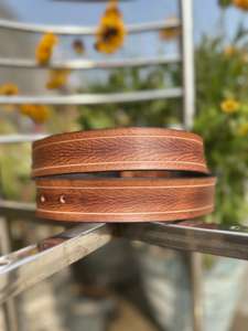 Ceinture élégante pour homme en cuir véritable faite à la main avec broderie et boucle en fer durable, largeur 3,5 cm, longueur 120 cm, pour un usage décontracté - Product Image 2