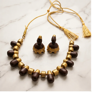 Ensemble de collier religieux traditionnel en bois perlé avec accents plaqués or et boucles d'oreilles assorties - Cadeau - Product Image 1