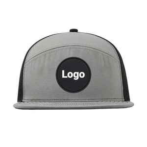 Gorra de Béisbol Snapback Personalizada al por Mayor con 6 Paneles, Orificios Cortados con Láser, Estructura de Silicona, Logotipo de Goma y Visera Plana - Product Image 1