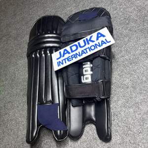 Protège-tibias de cricket noirs personnalisés 2026 de haute qualité et confortables, équipement de protection de qualité avec logo et couleur personnalisables - Product Image 4