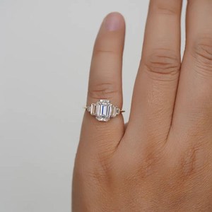 Anillo Moderno con Diamantes de Corte Esmeralda de 2.02CT, Cultivados en Laboratorio, con Acentos Laterales de Baguette, Oro Amarillo de 14K, Regalo de Boda para Novias - Product Image 3
