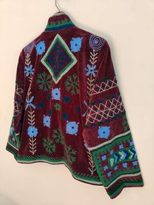 Veste en velours Suzani faite à la main avec broderie florale artisanale, art populaire bohème, vêtement ethnique d'hiver pour femmes, vêtement vintage fait à la main - Product Image 2