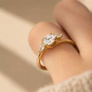 Bague tendance VS1 à trois pierres en diamant rond, cultivé en laboratoire, 1,00 carat, or massif 18 carats, faite à la main, cadeau de fiançailles pour petite amie - Product Image 5