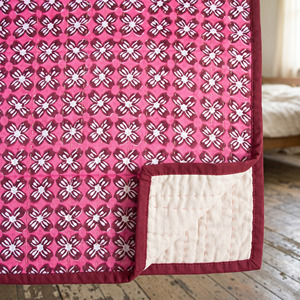 Cubrecama Acolchado Estampado Rosa con Diseño Floral, Decoración Moderna para el Hogar, Reversible para Todas las Estaciones, Hecho a Mano - Product Image 6