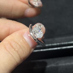 Bague de fiançailles classique en diamant de laboratoire rond, or massif 14 carats, sertissage à tension, trois pierres, certifiée IGI, bijoux fins unisexes - Product Image 1