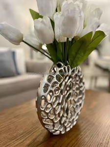 Jarrón de Coral Moderno de Aluminio, Niquelado, Hecho a Mano, Ecológico, Multiusos, para Flores, Decoración de Sala de Estar u Oficina, Azora Industries - Product Image 3