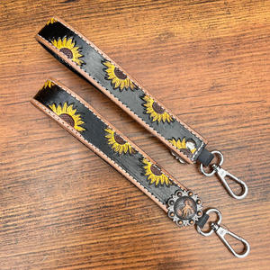 Nouveau porte-clés en cuir personnalisé fait à la main usiné à la main pour les femmes boucle élégante à anneau en D avec bracelet en métal Concho - Product Image 6