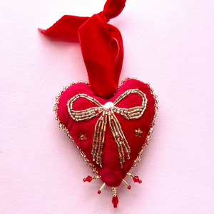 Ornement suspendu en forme de cœur fait main avec des perles - Product Image 1