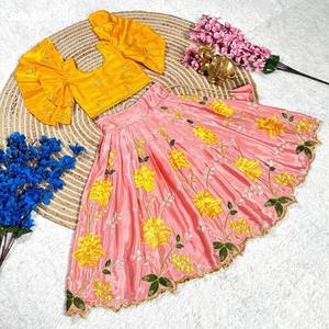 Pattu-Pavadai para niña en color rosa claro brillante con bordado floral y mangas con volantes en amarillo, a precio de mayoreo. - Product Image 4