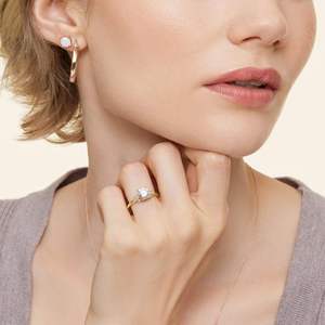 Anillo de Compromiso Solitario de Oro Amarillo con Corte Redondo para Mujer - Product Image 1