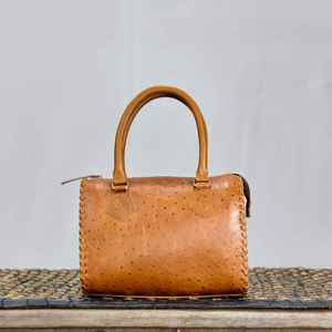 Nuevo Bolso de Viaje de Cuero de Lujo de Primera Calidad con Asa Superior y Cierre de Cremallera, Diseño Marrón, Bolso de Hombro Duradero en Venta - Product Image 1