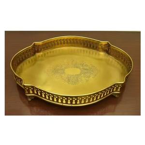 Elegante bandeja para servir comida en tonos cálidos que brilla como la luz del atardecer, posándose suavemente sobre una mesa de cosecha. - Product Image 4