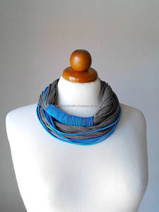 Collier de perles de verre brodées artisanales Bijoux faits à la main sophistiqués pour des tenues modernes, traditionnelles et de fusion - Product Image 2