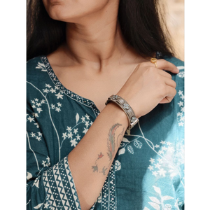 Brazalete Étnico de Metal Oxidado, Esmalte Gris Plateado, Diseño Floral, Joyería Tribal Tradicional, Acabado Antiguo, Venta al Por Mayor para Mujeres - Product Image 3