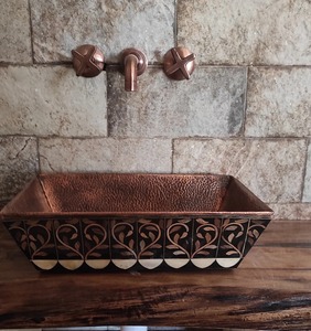 Découvrez la beauté d'un évier en cuivre artisanal qui allie la maîtrise classique à la fonctionnalité moderne - Product Image 4