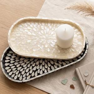 Plateau ovale élégant, moderne et durable, avec incrustation de nacre, plateau de service décoratif pour salon et salle à manger, par Fashion Craft India - Product Image 1