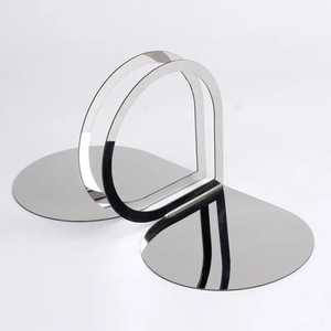 Paire d'entretoises à livres modernes en métal, polies, réfléchissantes, minimalistes, décoratives, artisanales, écologiques, pour la maison contemporaine - Product Image 1