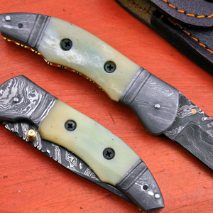 Cuchillo de caza Imperial de acero de Damasco con hoja de punta caída, filo biselado y funda de cuero - Product Image 2