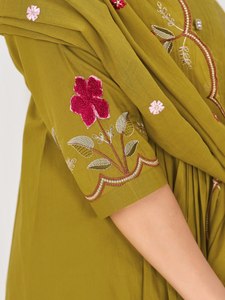 Ensemble de vêtements Anarkali en coton pour femmes, comprenant un kurta, un pantalon et un dupatta |   Vêtements de fête |   Fabricant de produits de qualité export - Product Image 3