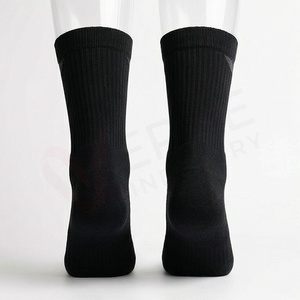 Chaussettes de sport pour hommes, noires, à motif géométrique, tricotées, respirantes, en spandex et polyester, style classique d'été - Product Image 2