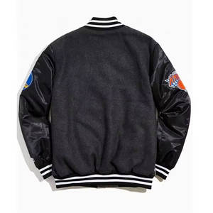 Chaqueta Varsity Esencial para Hombre, Estilo Urbano Minimalista, Chaqueta Varsity con Logotipo Personalizado Estampado - Product Image 2