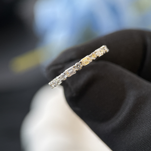 Anillo de Boda de Oro Blanco de 14K con Diamantes Cultivados en Laboratorio de Formas Mixtas, Corte Esmeralda y Diamantes Redondos, Certificado IGI, Apilable, para Aniversario - Product Image 5