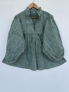 Chemisier d'été décontracté pour femme en coton rayé vert et blanc, coupe ample, manches ballon, col en V à volants, vente en gros - Product Image 1