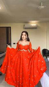 ชุดเดรส Anarkali ปักลายสีแดง พร้อมผ้าคลุมยาวถึงพื้น สำหรับงานแต่งงานและงานเลี้ยงสำหรับผู้หญิง - Product Image 2