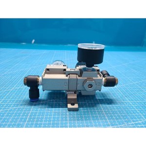 Ensemble filtre-régulateur d'air SMC AR2000-02G-R + AF2000-02-R + G36-10-01 d'occasion pour équipement semi-conducteur Legacy - Product Image 1