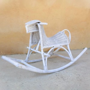 Caballito de juguete para niños pequeños, juguete de madera de ratán, silla mecedora con forma de animal, uno de los más vendidos en juguetes y muebles para guardería. - Product Image 1