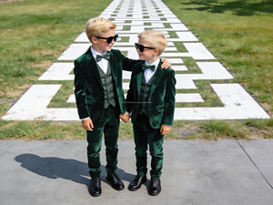 Ensemble de costume formel en velours pour garçons – Blazer, gilet et pantalon 3 pièces avec nœud papillon – Tenue de smoking pour mariage et fête pour enfants - Product Image 3
