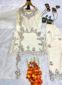 Ensemble Kurti et Palazzo brodés par des designers avec dupatta |   Costume ethnique pour femmes, pour occasions festives et soirées - Product Image 2