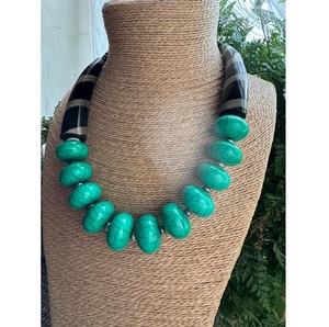 Collar con Colgante de Luna de Resina, Flores Secas y Lámina Dorada, Joyería Celestial Hecha a Mano para Mujer, APEX ALIGN, Lindo Regalo - Product Image 1