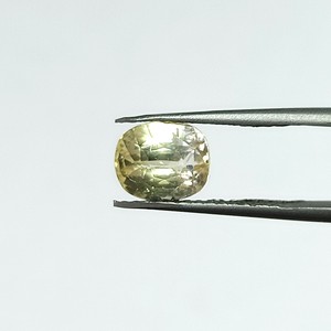 พลอยแซฟไฟร์สีเหลืองทรงคุชชั่นธรรมชาติ 3.58 กะรัต จากศรีลังกา สำหรับทำเครื่องประดับและแหวน รุ่น YCIS-205 - Product Image 3