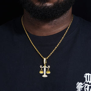 Pendentif Balance de la Justice en Argent Plaqué pour Homme avec Micro-Incrustations de Strass en Cristal, Breloque Hip-Hop Idéale pour un Cadeau - Product Image 2