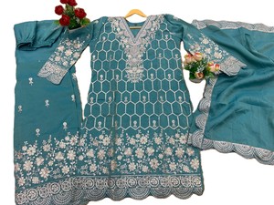 Elegante Conjunto de Traje Sharara de Satén Bordado de 3 Piezas para Mujer, Cuello en V, Largo Completo, Estampado Floral, Verde con Detalles Dorados - Product Image 4
