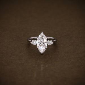 Anillo de compromiso de tres piedras con diamante de corte marquesa creado en laboratorio y diamantes laterales de corte pera, certificado IGI, anillo de diamantes trilogía. - Product Image 1